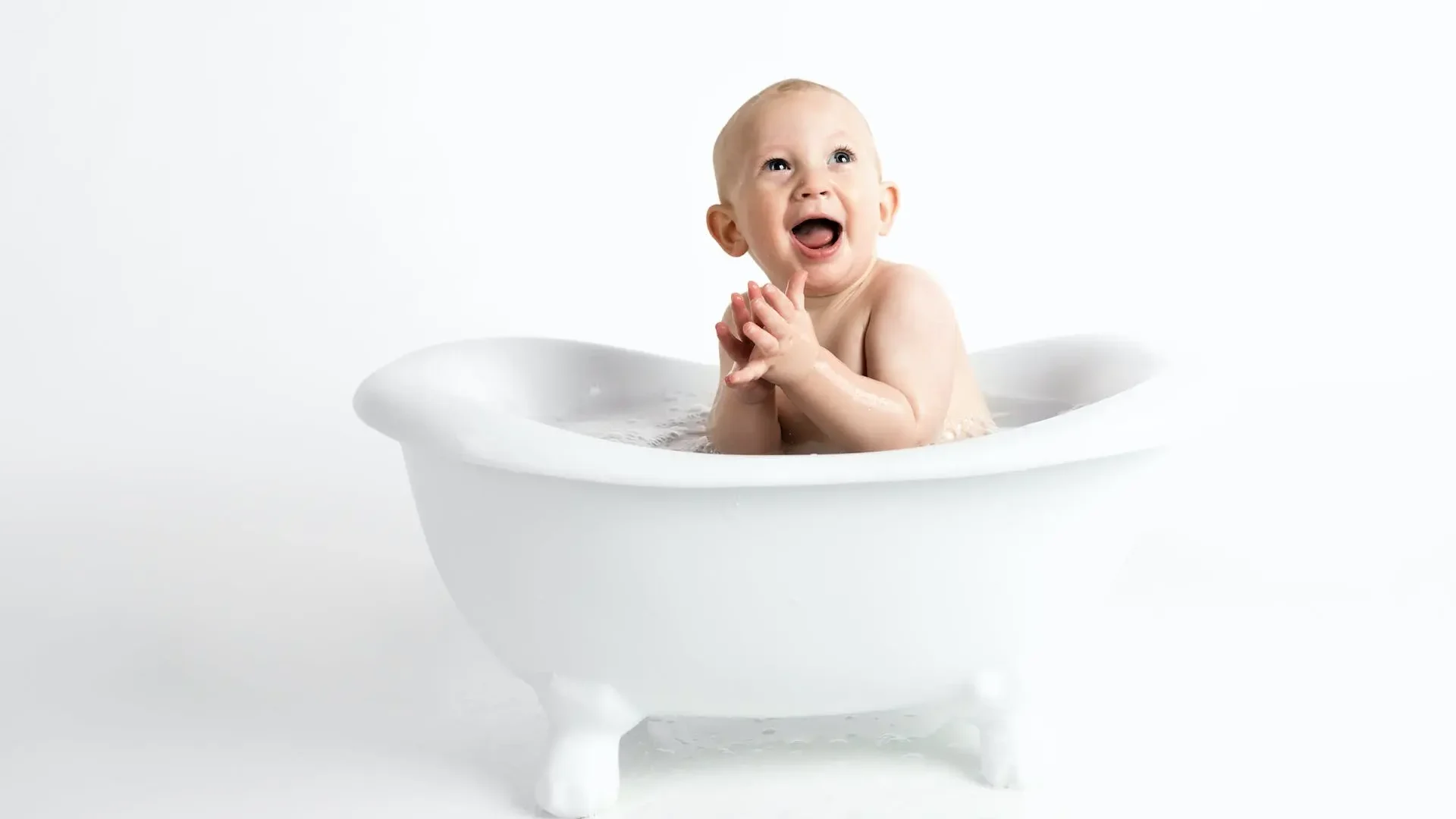 baby in the bathtub happy using best baby shampoo